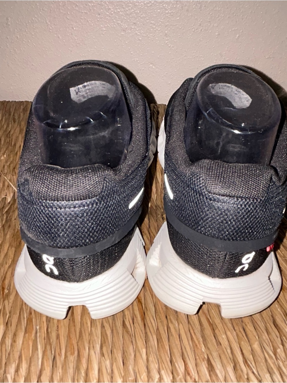 On Cloud 5 Women’s Black & white Athletic Running Shoes - Picture 4 of 8